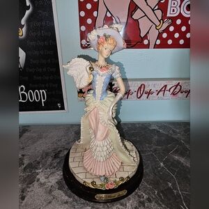 Leonardo Figurine - Elite Collection Fine Lady In Dress Stunning Detail